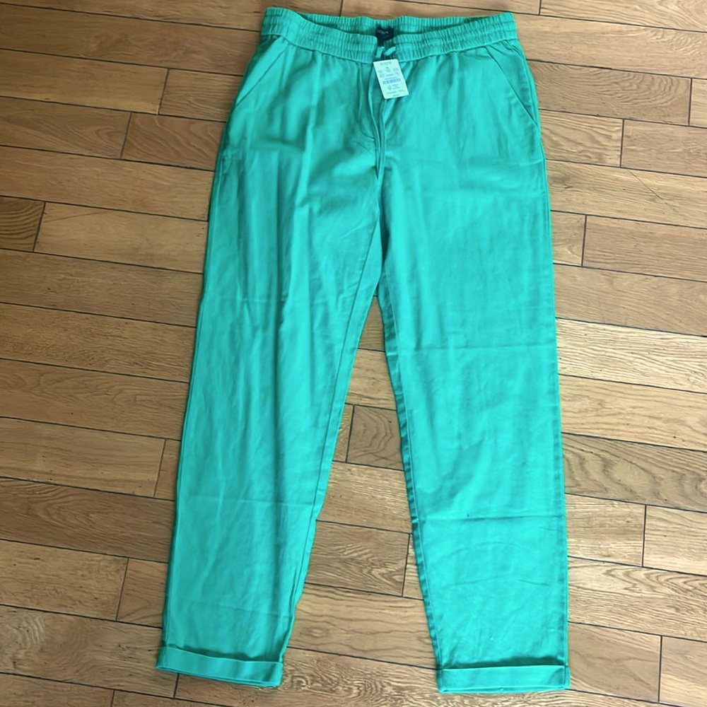 Green women jogger’s. Can be use as casual or business attire.